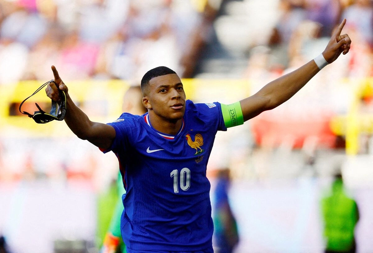 Platini khuyên Mbappe tránh chính trị để giữ hình ảnh toàn cầu - hình ảnh - jun88play.vip Platini khuyên Mbappe tránh chính trị để giữ hình ảnh toàn cầu - hình ảnh - jun88play.vip