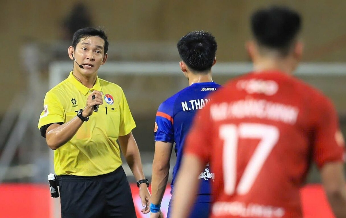 JUN88 cược bóng đá: Trọng tài V-League bị treo còi sau sai lầm dù có VAR - hình ảnh - jun88play.vip JUN88 cược bóng đá: Trọng tài V-League bị treo còi sau sai lầm dù có VAR - hình ảnh - jun88play.vip