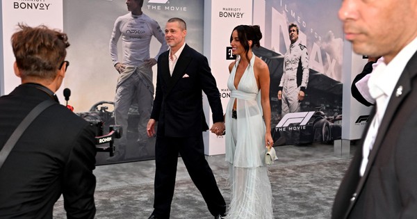 Nhà cái hot nhất Việt Nam JUN88 hé lộ mối quan hệ giữa bạn gái Brad Pitt và con riêng - hình ảnh - jun88play.vip Nhà cái hot nhất Việt Nam JUN88 hé lộ mối quan hệ giữa bạn gái Brad Pitt và con riêng - hình ảnh - jun88play.vip