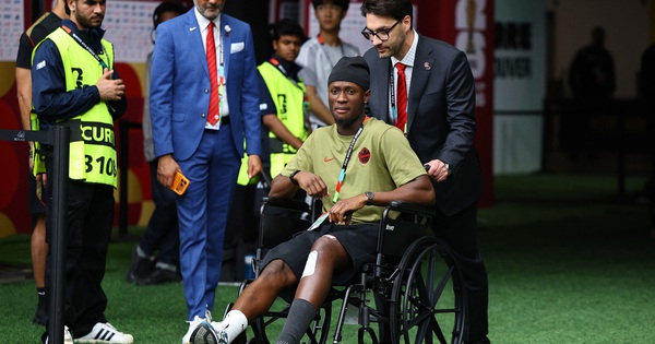 Tiền đạo Canada xuất hiện trên xe lăn sau chấn thương kinh hoàng, FIFA phạt nguội cực nặng sao Qatar - hình ảnh - jun88play.vip Tiền đạo Canada xuất hiện trên xe lăn sau chấn thương kinh hoàng, FIFA phạt nguội cực nặng sao Qatar - hình ảnh - jun88play.vip