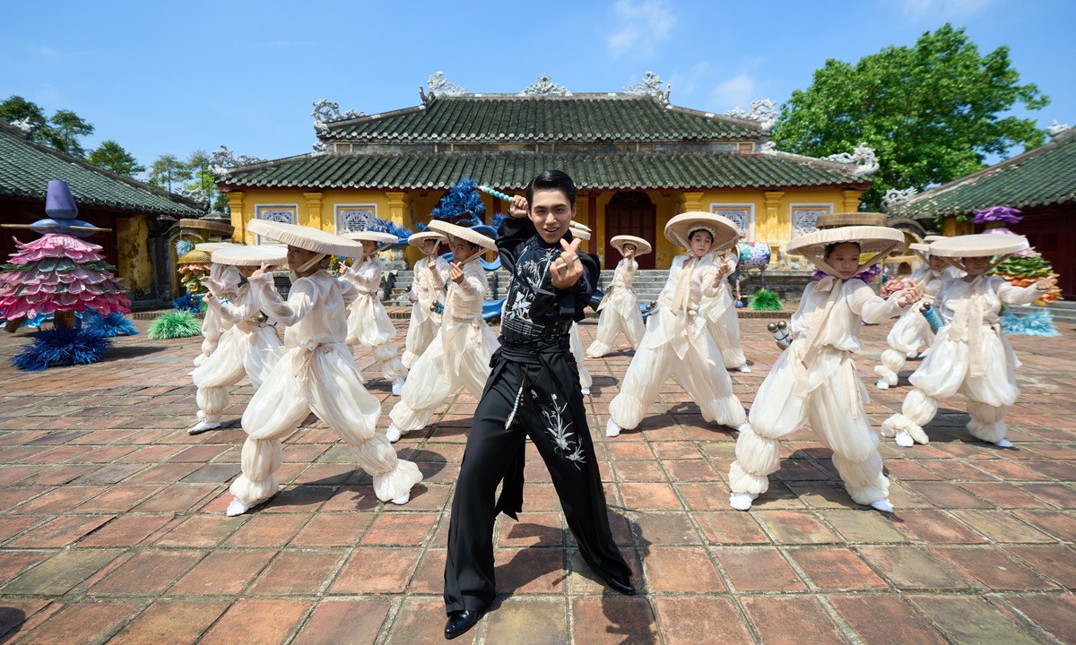 Mono đưa nét Huế vào MV ‘Công tử văn thơ’: góc nhìn mới cho người chơi Việt - hình ảnh - jun88play.vip Mono đưa nét Huế vào MV ‘Công tử văn thơ’: góc nhìn mới cho người chơi Việt - hình ảnh - jun88play.vip