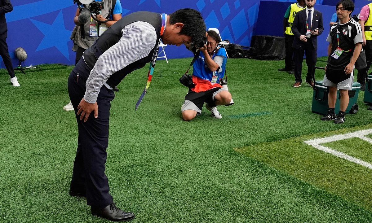 HLV Nhật Bản cúi đầu tri ân CĐV sau trận thua Brazil tại World Cup 2026 - hình ảnh - jun88play.vip HLV Nhật Bản cúi đầu tri ân CĐV sau trận thua Brazil tại World Cup 2026 - hình ảnh - jun88play.vip