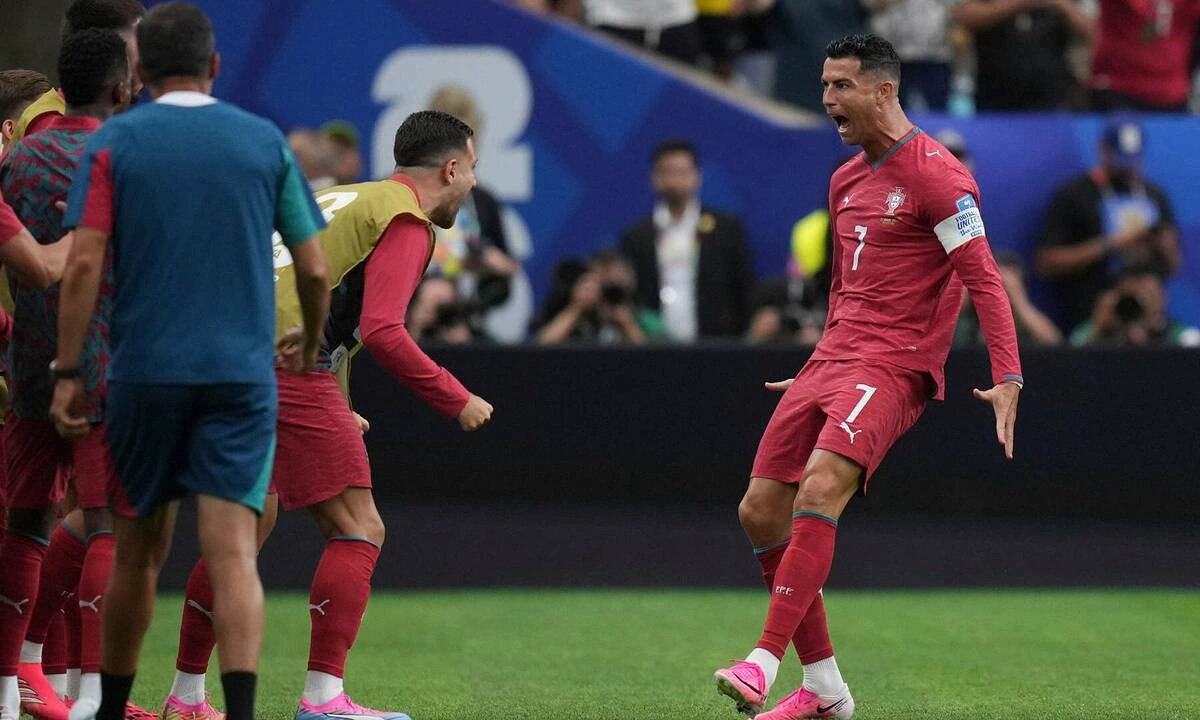 Ibrahimovic chê Ronaldo: ‘Cứ như vừa trở về từ hành tinh khác’ - hình ảnh - jun88play.vip