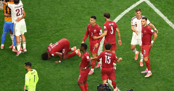 HLV Tây Ban Nha ôm Ronaldo trước trận: Khoảnh khắc khiến fan cá cược thể thao uy tín dậy sóng - hình ảnh - jun88play.vip HLV Tây Ban Nha ôm Ronaldo trước trận: Khoảnh khắc khiến fan cá cược thể thao uy tín dậy sóng - hình ảnh - jun88play.vip